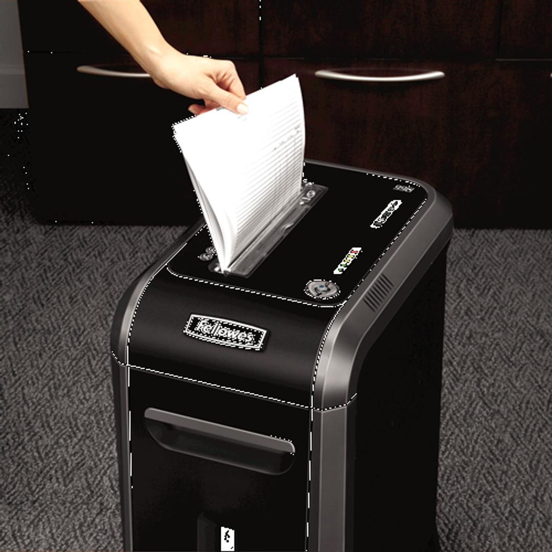 Destructeur de documents confidentiels P4 Coupe croisée Powershred 99Ci 4 x 38 mm FELLOWES - Feuilles introduites dans la fente du destructeur de documents Fellowes Powershred 99Ci