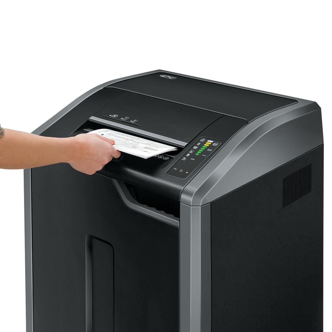 Destructeur de documents confidentiels P4 Coupe croisée Powershred 425Ci 4 x 30 mm avec huileur automatique FELLOWES - Feuilles introduites dans la large fente du destructeur de documents Fellowes Powershred 425Ci