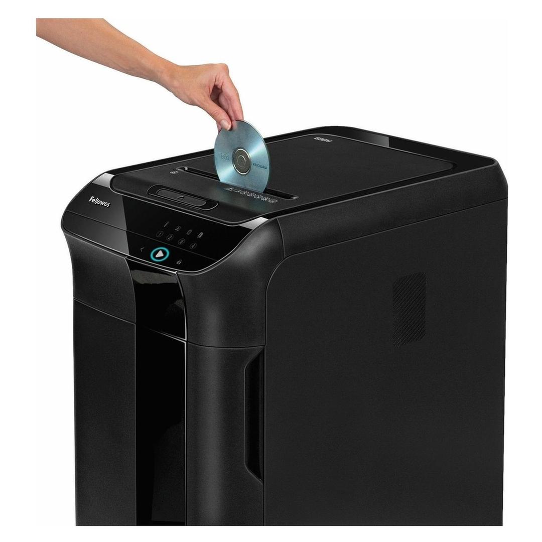 Destructeur de documents très confidentiels P5 Coupe croisée insertion papier automatique AutoMax 600M 2 x 12 mm avec insertion papier automatique FELLOWES — Insertion d'un CD dans la fente dédiée