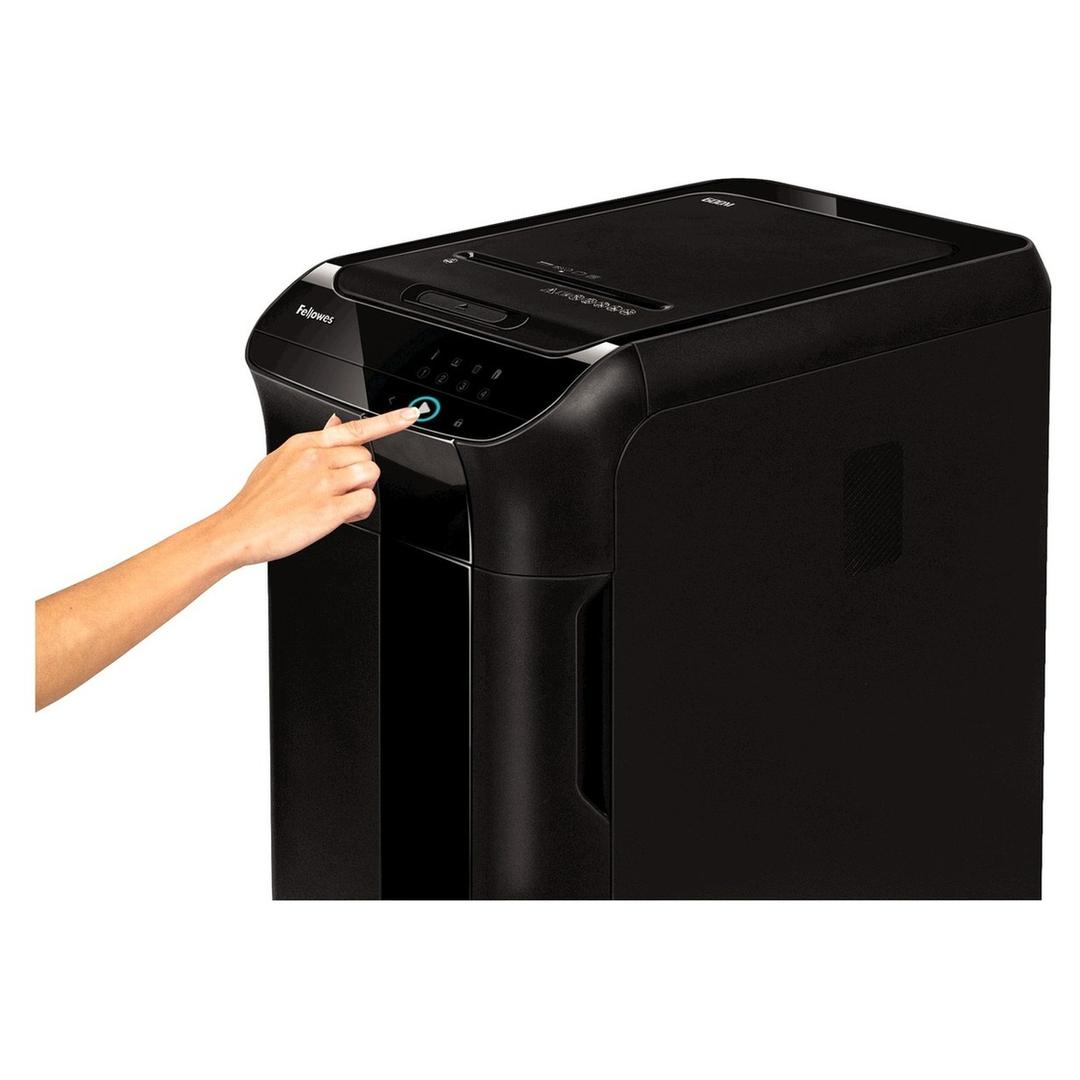 Destructeur de documents très confidentiels P5 Coupe croisée insertion papier automatique AutoMax 600M 2 x 12 mm avec insertion papier automatique FELLOWES — Main sur le bouton de mise en marche