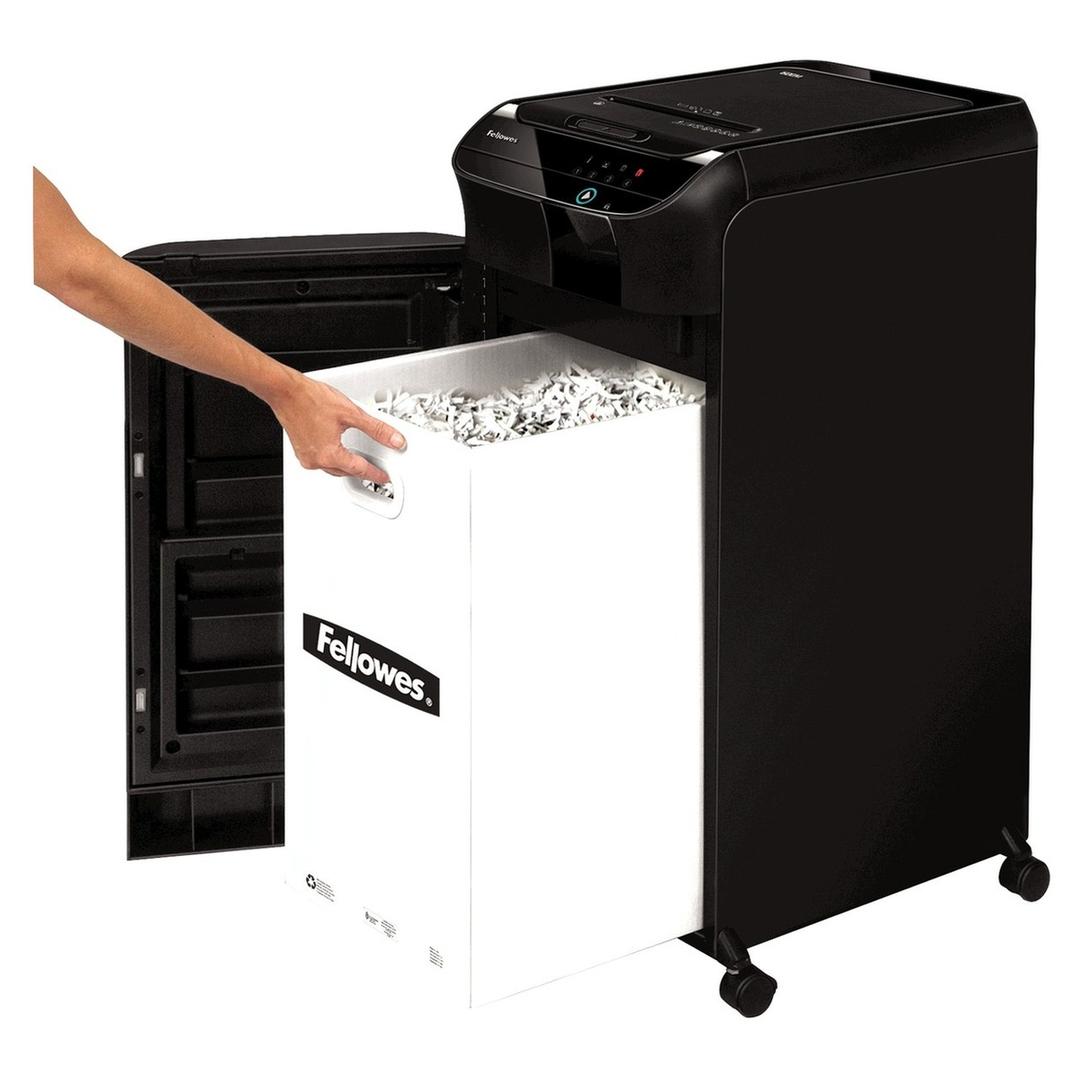 Destructeur de documents très confidentiels P5 Coupe croisée insertion papier automatique AutoMax 600M 2 x 12 mm avec insertion papier automatique FELLOWES — Porte ouverte sur le bac de 83 litres sorti de son logement, rempli de particules