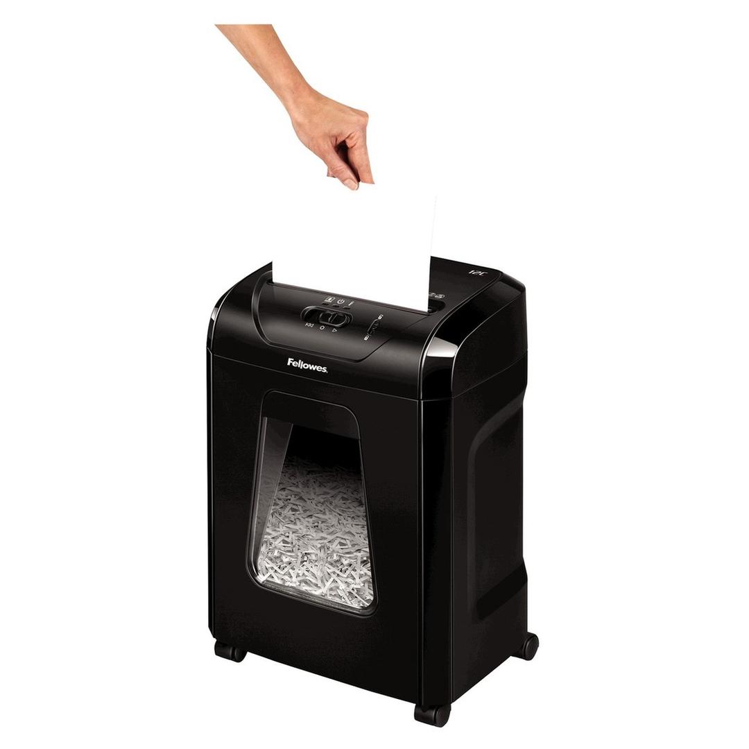 Destructeur de documents confidentiels P4 Coupe croisée Powershred 12C 4 x 40 mm FELLOWES — Feuille A4 présentée au-dessus de la fente d'introduction, 10 feuilles 80 g/m² par passage