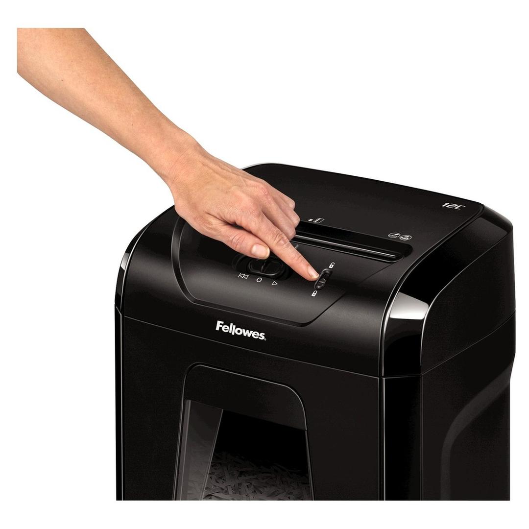 Destructeur de documents confidentiels P4 Coupe croisée Powershred 12C 4 x 40 mm FELLOWES — Main posée sur le bandeau de commande