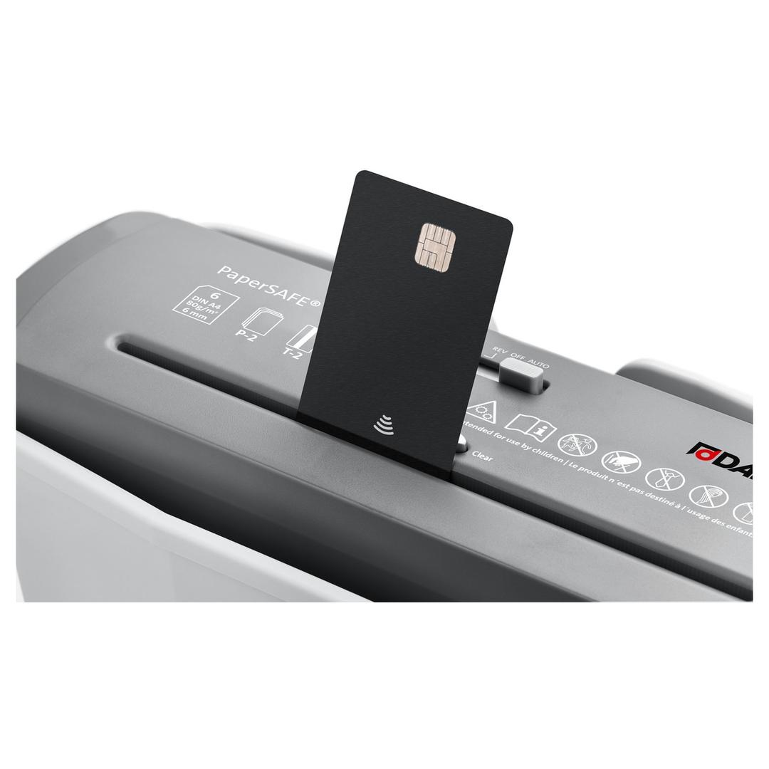 Destructeur de documents P2 Coupe droite PaperSAFE 60 6 mm DAHLE — Insertion carte de crédit