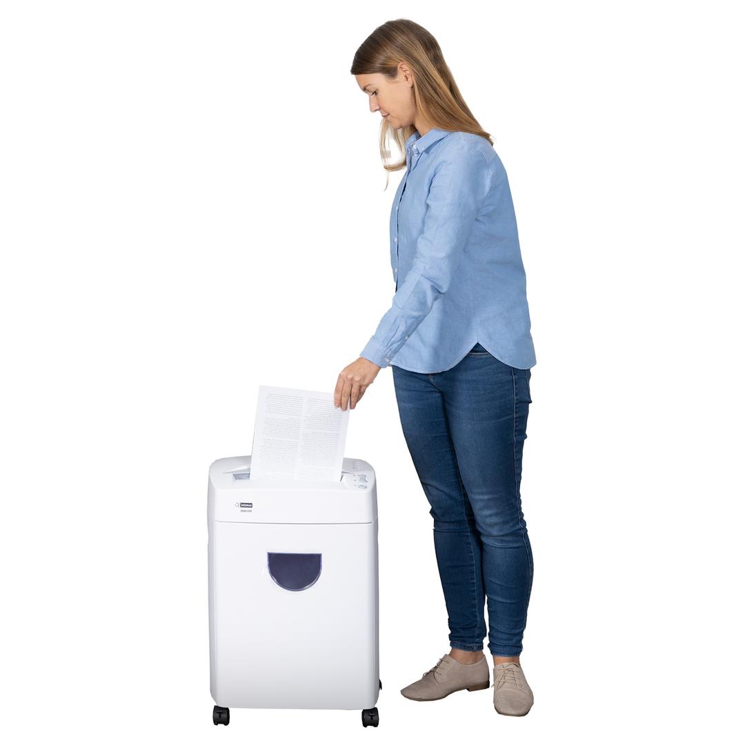 Destructeur de documents très confidentiels P5 Coupe croisée 2500 CP5 2 x 12 mm INTIMUS — Comparateur taille humaine