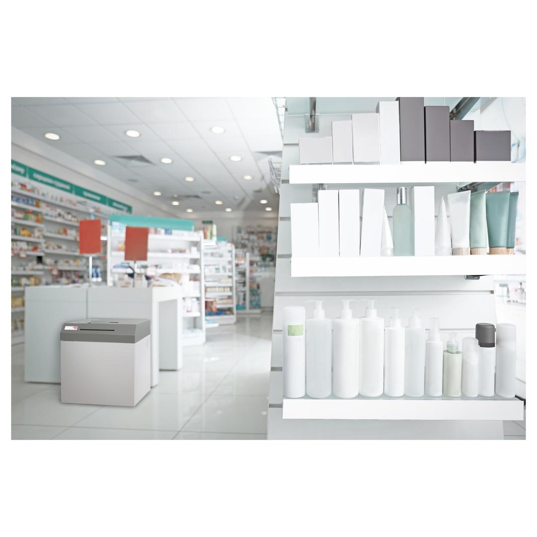 Destructeur de documents confidentiels P4 Coupe croisée 85 OmniShred CP4 3,6 x 43 mm huileur automatique INTIMUS — Mise en situation dans un bureau dans une pharmacie