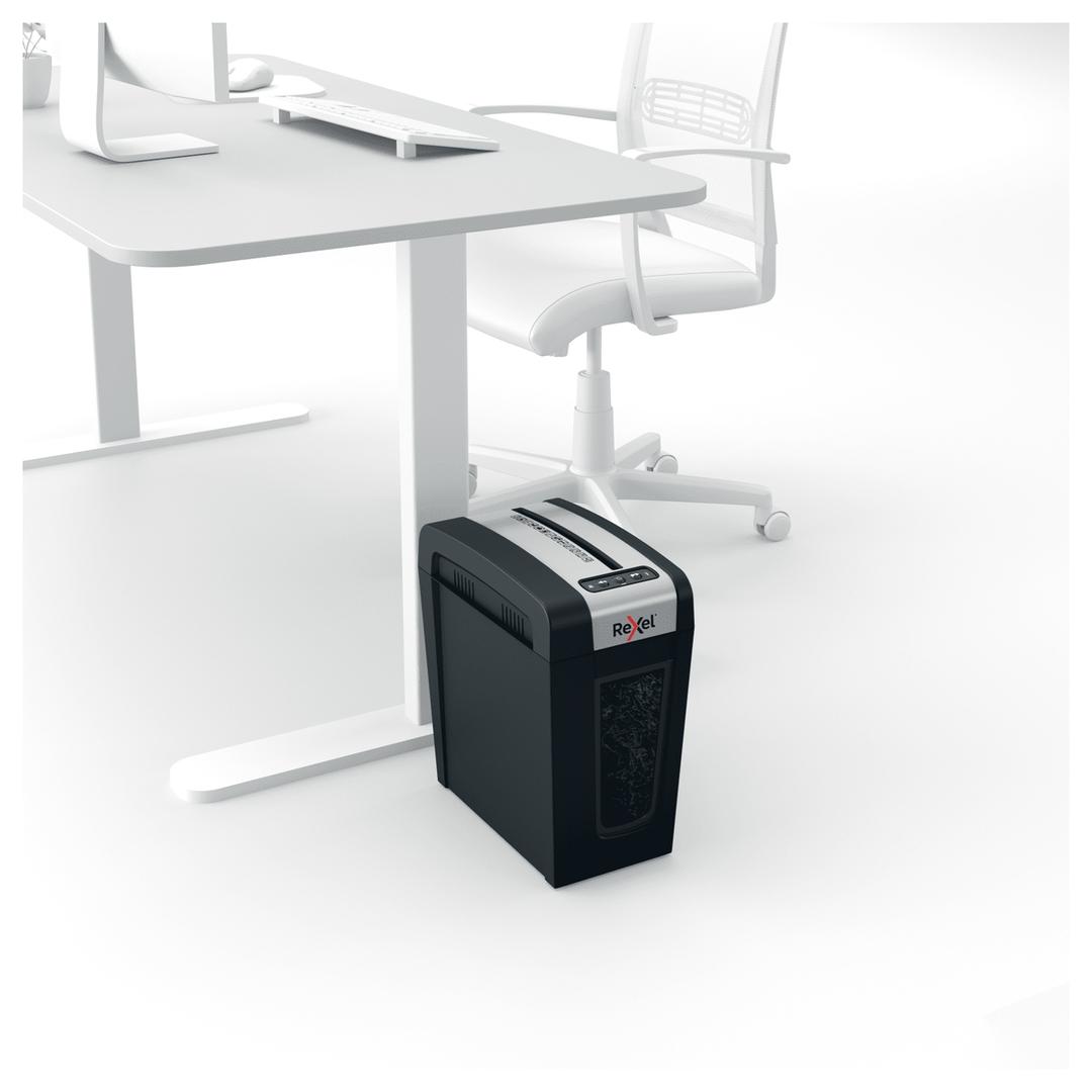 Destructeur de documents très confidentiels P5 Coupe croisée Secure MC4-SL 2 x 15 mm REXEL — Comparaison taille réelle