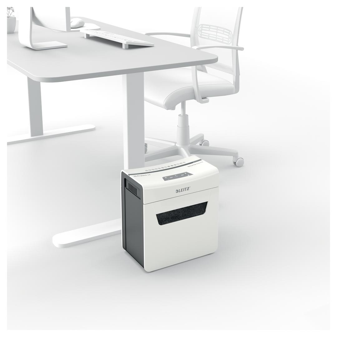 Destructeur de documents confidentiels P4 Coupe croisée IQ Protect 6X 4 x 40 mm LEITZ — Comparaison taille réelle