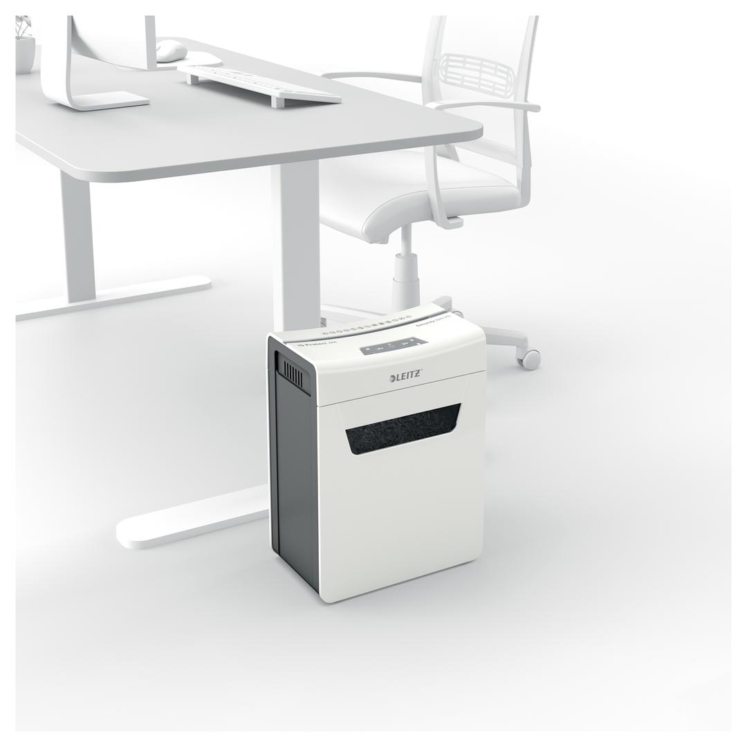 Destructeur de documents confidentiels P4 Coupe croisée IQ Protect 8X 4 x 40 mm LEITZ — Comparaison taille réelle
