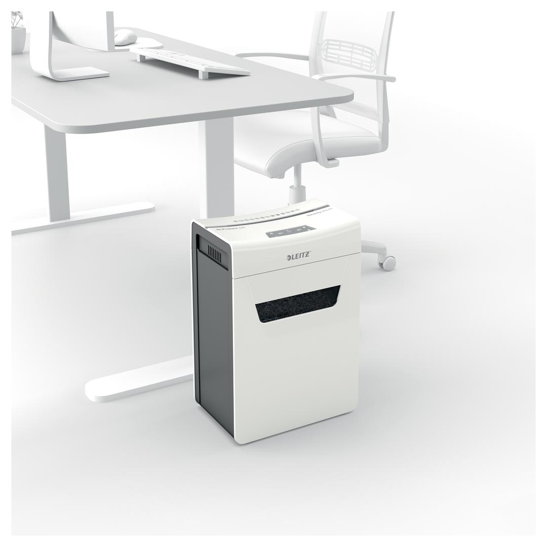 Destructeur de documents confidentiels P4 Coupe croisée IQ Protect 10X 4 x 40 mm LEITZ — Comparaison taille réelle
