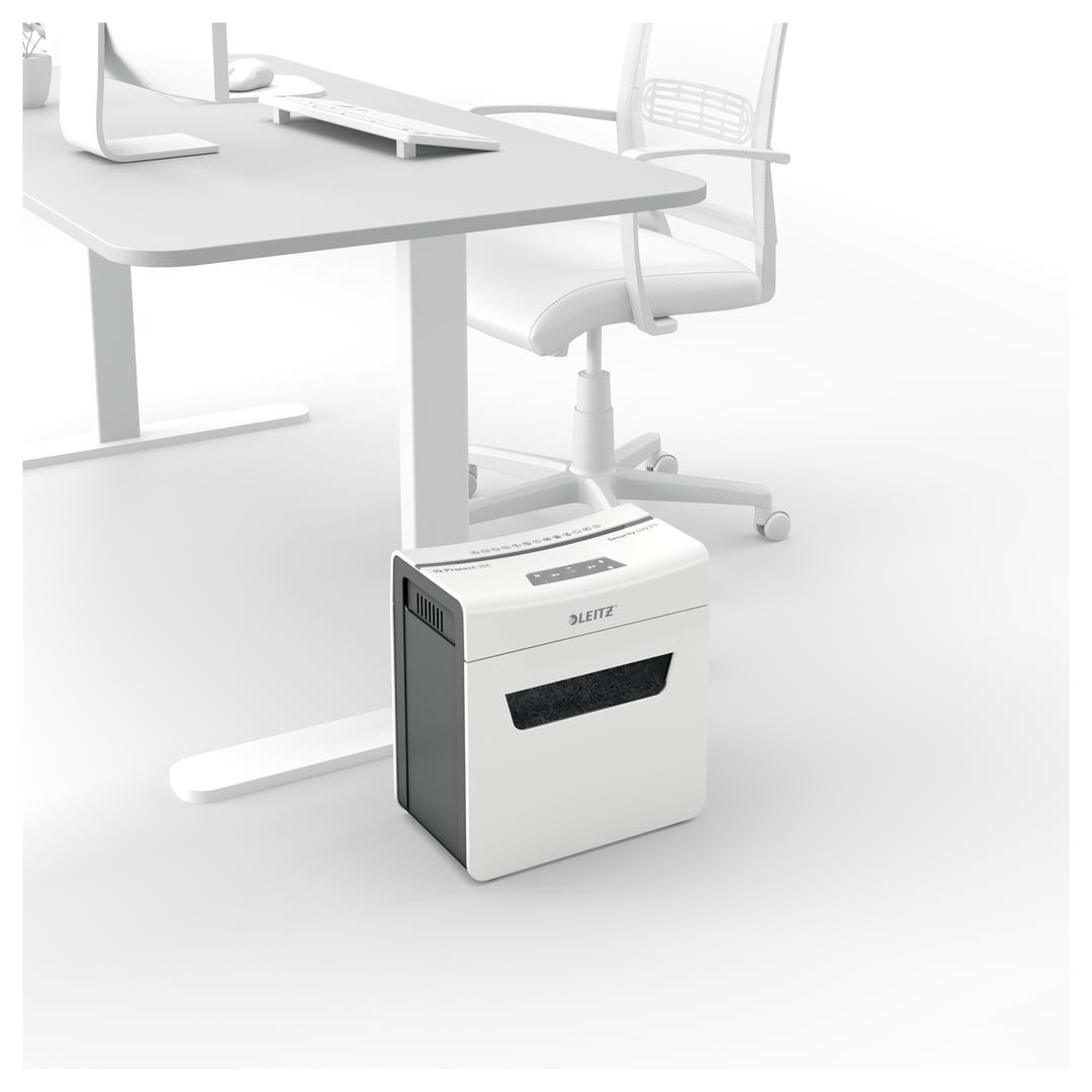 Destructeur de documents très confidentiels P5 Coupe croisée IQ Protect 3M 2 x 15 mm LEITZ — Comparaison taille réelle