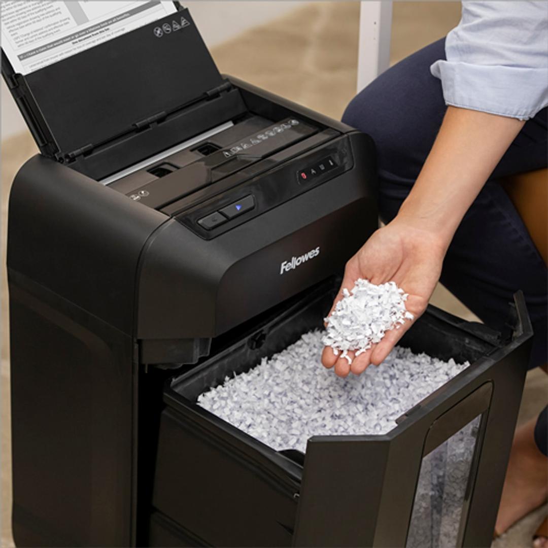 Destructeur de documents confidentiels P4 Coupe croisée Insertion papier automatique AutoMax 90M 4 x 12 mm avec insertion papier automatique FELLOWES — Détruit une feuille A4 en plus de 1000 particules  - Destructeur de papier Fellowes