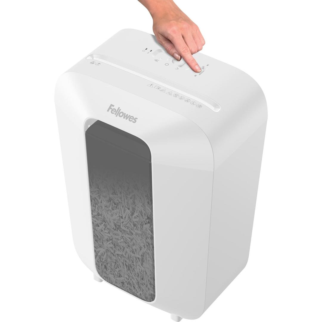 Destructeur de documents confidentiels P4 Coupe croisée Powershred LX70 4 x 40 mm Blanc FELLOWES - Main sur le verrouillage de sécurité du destructeur Fellowes Powershred LX70 blanc