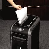 Destructeur de documents confidentiels P4 Coupe croisée Powershred 99Ci 4 x 38 mm FELLOWES - Feuilles introduites dans la fente du destructeur de documents Fellowes Powershred 99Ci