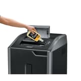 Destructeur de documents confidentiels P4 Coupe croisée Powershred 425Ci 4 x 30 mm avec huileur automatique FELLOWES - Remplissage du réservoir d'huile du destructeur de documents Fellowes Powershred 425Ci