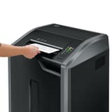 Destructeur de documents confidentiels P4 Coupe croisée Powershred 425Ci 4 x 30 mm avec huileur automatique FELLOWES - Feuilles introduites dans la large fente du destructeur de documents Fellowes Powershred 425Ci