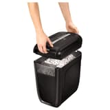 Destructeur de documents confidentiels P4 Coupe croisée Powershred 60Cs 4 x 50 mm FELLOWES — Bloc de coupe soulevé à deux mains au-dessus de la corbeille