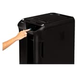 Destructeur de documents très confidentiels P5 Coupe croisée insertion papier automatique AutoMax 600M 2 x 12 mm avec insertion papier automatique FELLOWES — Main sur le bouton de mise en marche