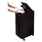 Destructeur de documents très confidentiels P5 Coupe croisée insertion papier automatique AutoMax 600M 2 x 12 mm avec insertion papier automatique FELLOWES — Pile de feuilles A4 posée dans le chargeur automatique, capot relevé