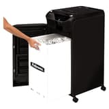 Destructeur de documents très confidentiels P5 Coupe croisée insertion papier automatique AutoMax 600M 2 x 12 mm avec insertion papier automatique FELLOWES — Porte ouverte sur le bac de 83 litres sorti de son logement, rempli de particules