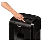 Destructeur de documents confidentiels P4 Coupe croisée Powershred 12C 4 x 40 mm FELLOWES — Main posée sur le bandeau de commande