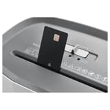 Destructeur de documents confidentiels P4 Coupe croisée PaperSAFE 100 5 x 18 mm DAHLE — Insertion carte de crédit