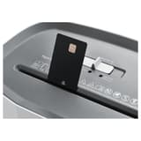 Destructeur de documents confidentiels P4 Coupe croisée PaperSAFE 120 5 x 18 mm DAHLE — Insertion carte de crédit