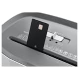 Destructeur de documents confidentiels P4 Coupe croisée PaperSAFE 140  5 x 18 mm DAHLE — Insertion carte de crédit