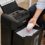 Destructeur de documents confidentiels P4 Coupe croisée Insertion papier automatique AutoMax 80M 4 x 12 mm avec insertion papier automatique FELLOWES — Détruit une feuille A4 en plus de 1000 particules  - Destructeur de papier Fellowes