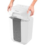 Destructeur de documents confidentiels P4 Coupe croisée Powershred LX70 4 x 40 mm Blanc FELLOWES - Tête de coupe soulevée au-dessus de la corbeille du destructeur Fellowes Powershred LX70 blanc