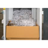 Combinaison destructeur-presse à balles P3 Coupe croisée Forte capacité SP 4040 V Powerline 5,8 x 50 mm HSM - Carton de réception rempli de papier compressé sous la presse de la combinaison HSM Powerline SP 4040 V