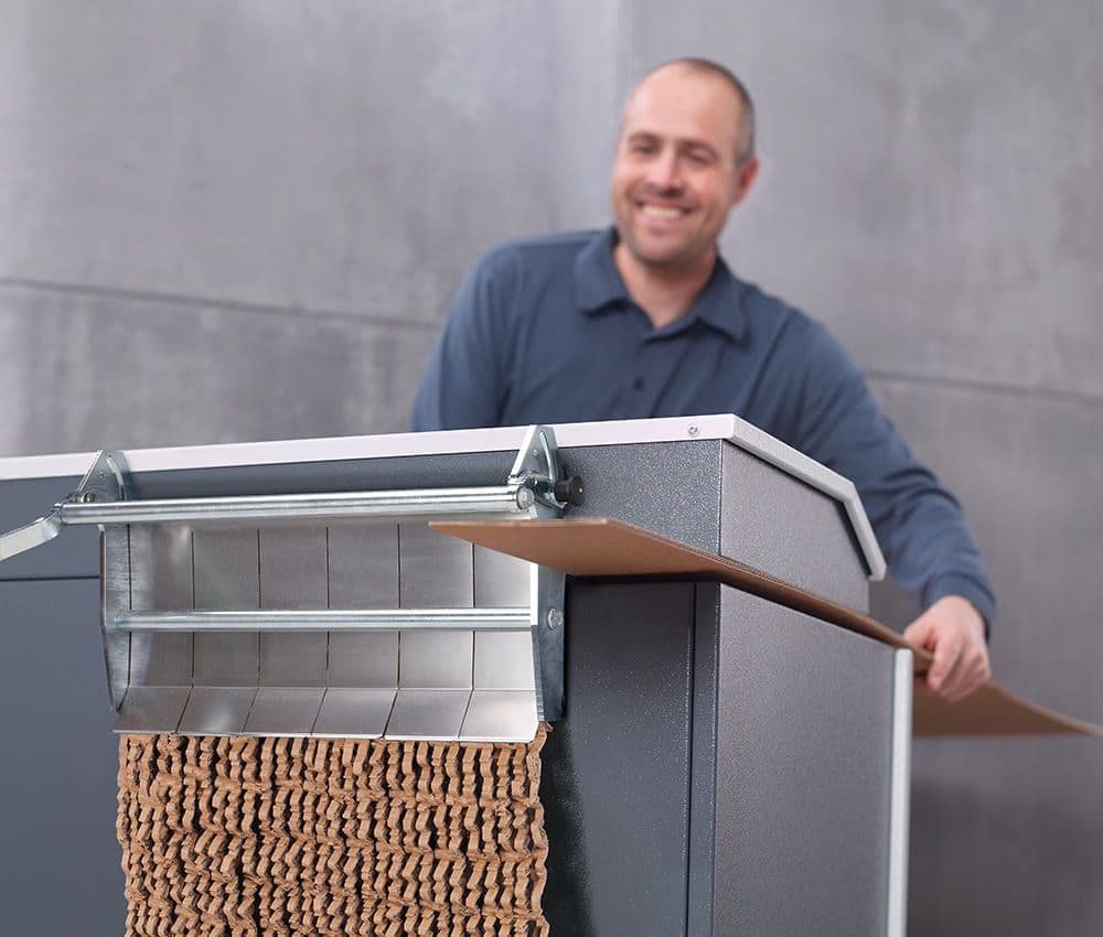 Le P425 ProfiPack monophasé HSM permet d'ajuster le volume de matelassage pour obtenir un matériau de calage plus compact.