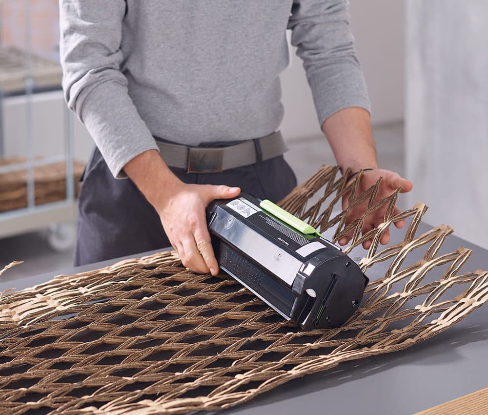 Matériau de calage obtenu à partir de cartons usagés matelassés avec le matelasseur de cartons P425 ProfiPack monophasé HSM