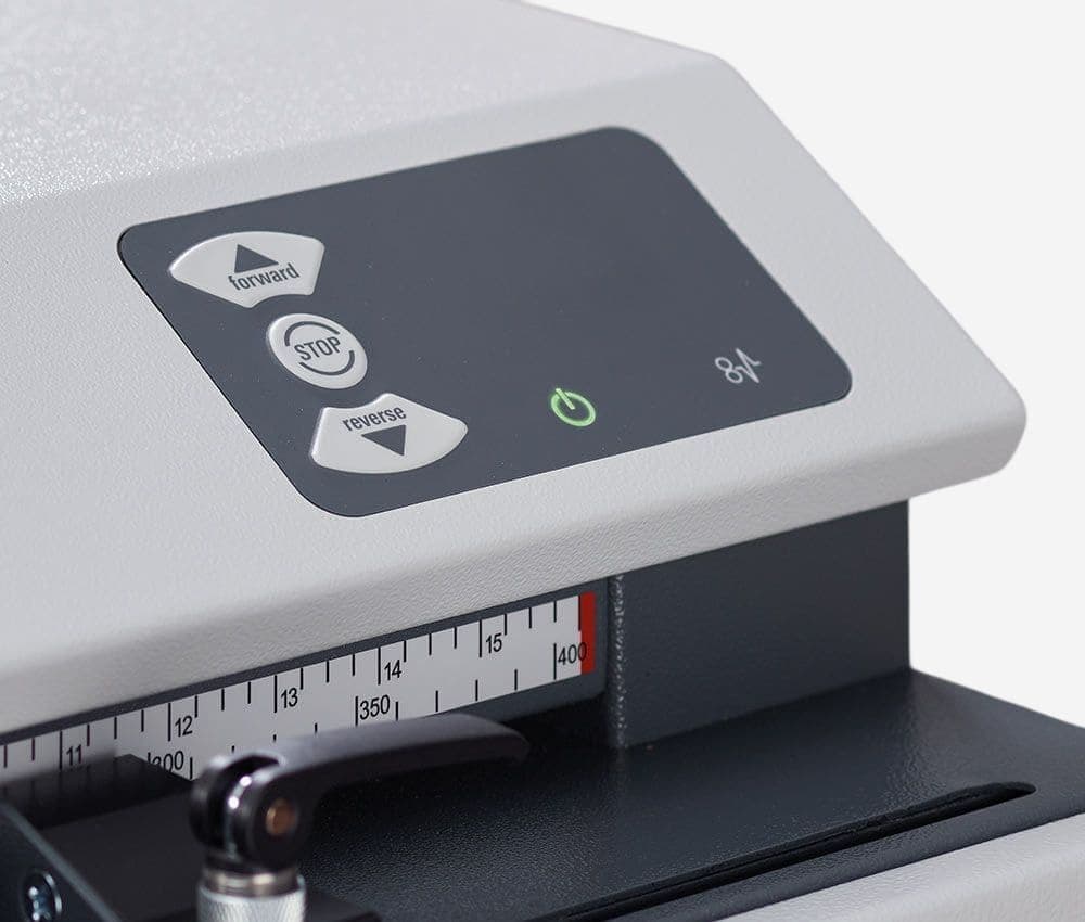 Le Matelasseur de cartons pour calage P425 ProfiPack monophasé HSM est équipé d’un affichage LED permettant de surveiller l’état de fonctionnement du matelasseur.