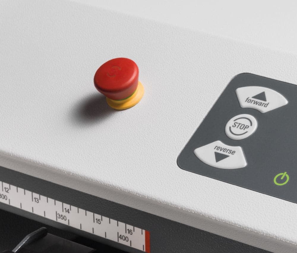 Le Matelasseur de cartons pour calage P425 ProfiPack monophasé HSM est équipé d’un interrupteur d’arrêt d’urgence permettant d’arrêter instantanément la machine.