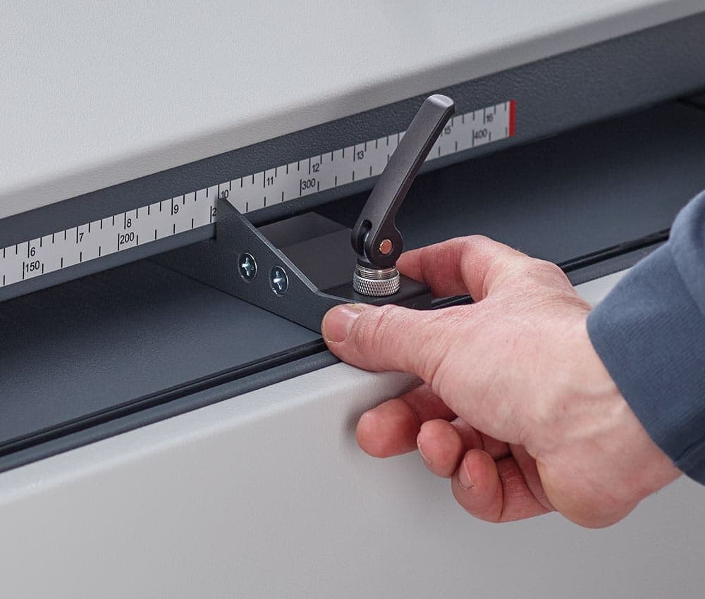 Le matelasseur de cartons P425 ProfiPack monophasé HSM permet d’ajuster précisément les dimensions du calage grâce à son échelle graduée.