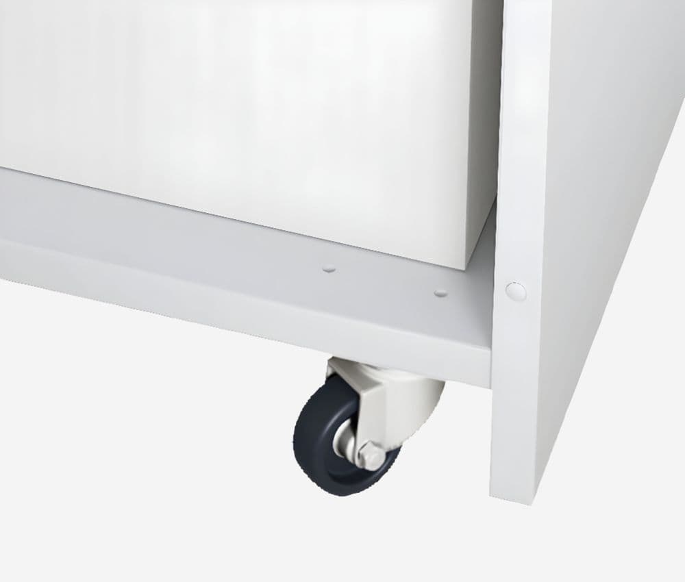 Le destructeur de documents P44i Securio 1,9 x 15 mm HSM est installé sur un meuble en bois robuste équipé de roulettes pivotantes, conçu pour faciliter son déplacement dans l’espace de travail.